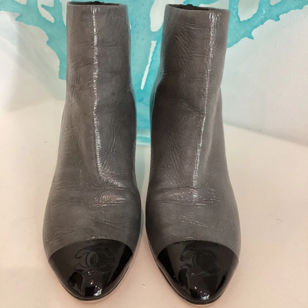 Chanel Black & Gray Patent Leather Interlocking CC Logo Ankle Boots Size 37.5